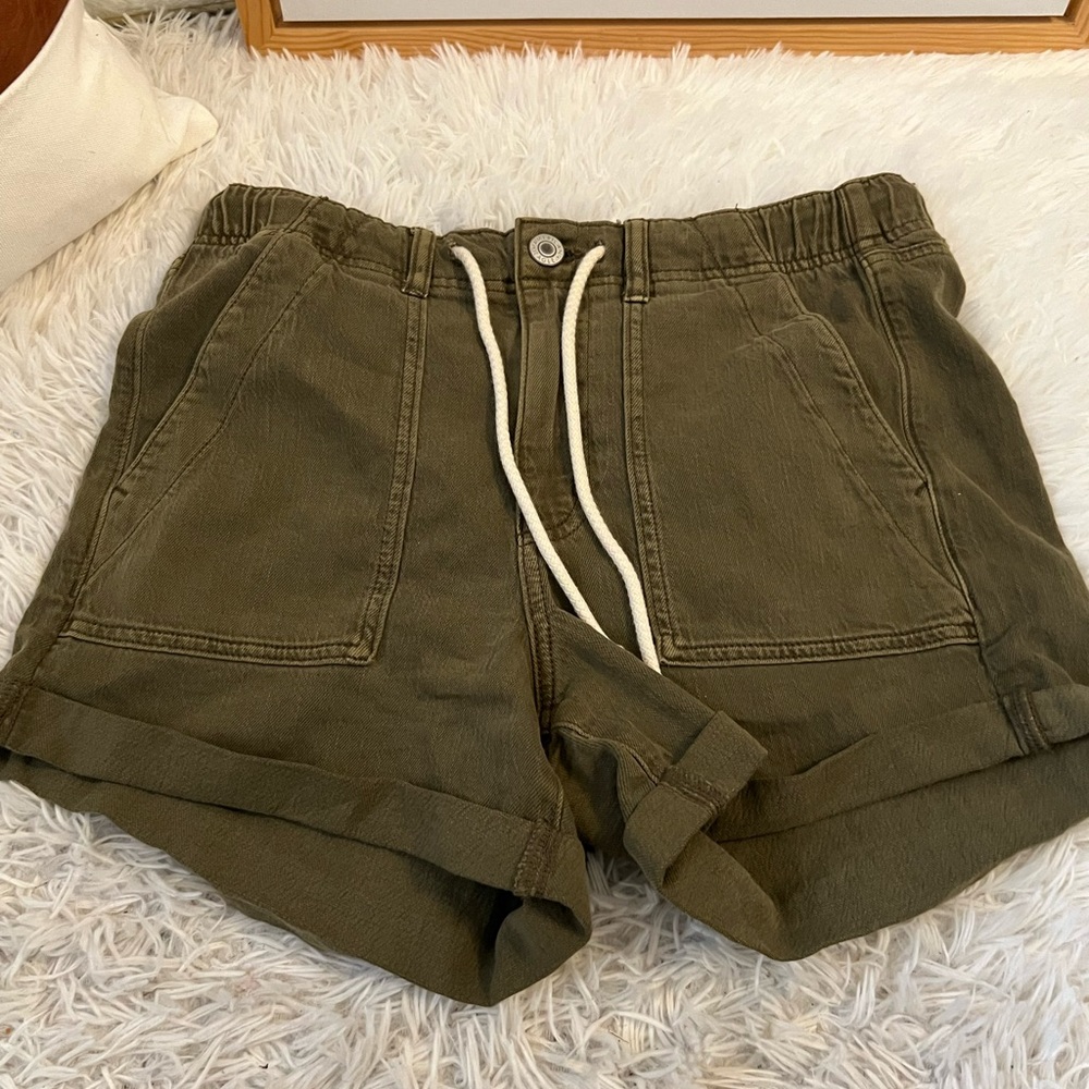 American eagle- stretchy shorts, army green